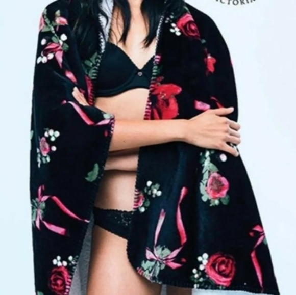 Victoria's Secret Red Roses Sherpa Throw Blanket - Picture 1 of 6